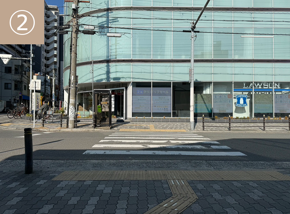 そのまま横断歩道を渡り、左て方向へ進みます