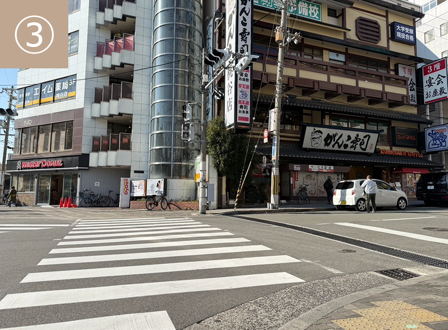 角にドーナツ屋のある交差点を右手、お寿司屋のある方向へ曲がって進みます
