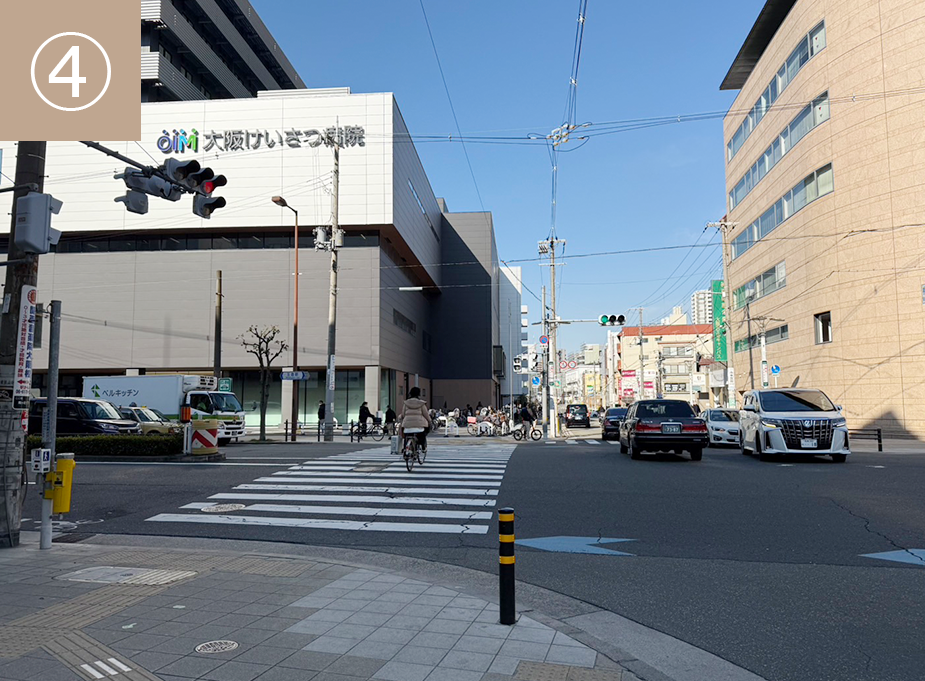 左手側に大阪けいさつ病院を見ながら直進します