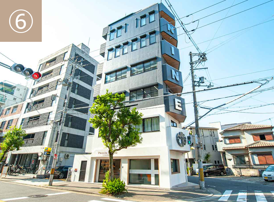 「NINE」と外壁に看板のある建物の1Fに当クリニックがあります